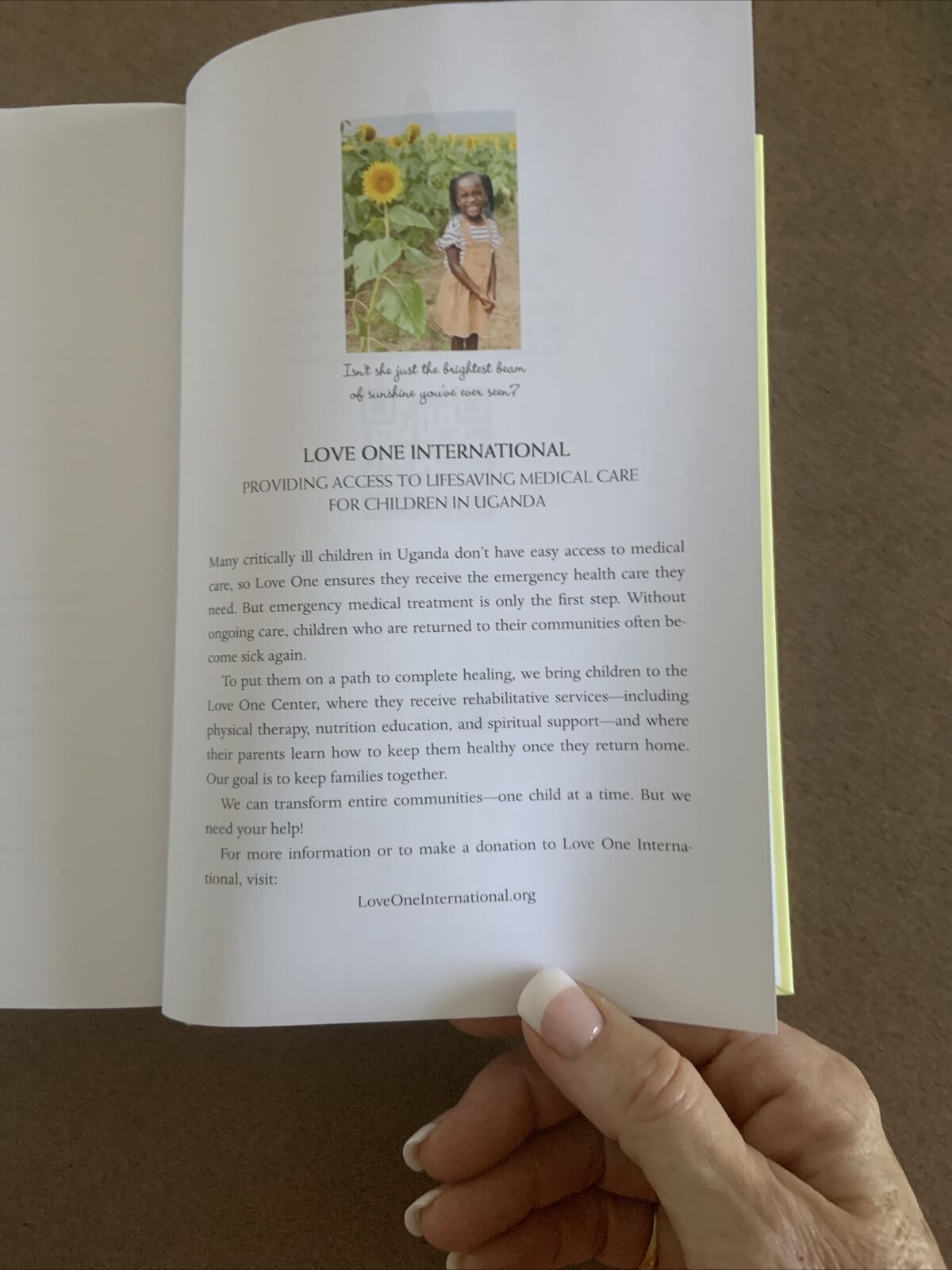 HC Book LIVE IN LOVE By Lauren Akins & Mark Dagostino First 1st Edition 2020 NEW