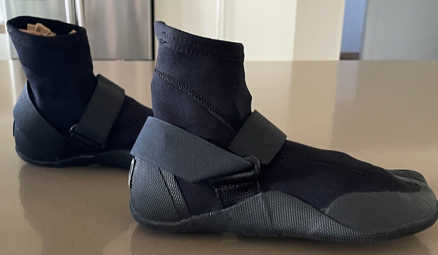 X RATED Aqua Reef Black Booties Boat XR-XSX Grip Split Toe Non Roll Sz 6 22.5cm