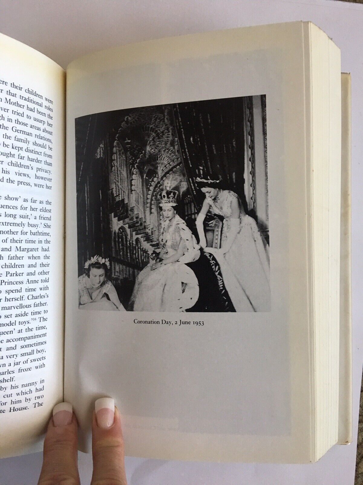 HC Book ELIZABETH A Biography of Her Majesty the Queen by Sarah H Bradford DJ