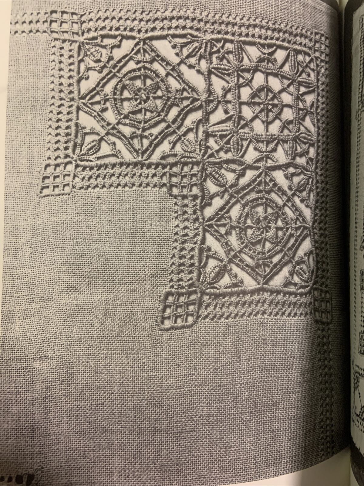 PB Book CUT-WORK EMBROIDERY AND HOW TO DO IT Oenone Cave Dover Publications 1982