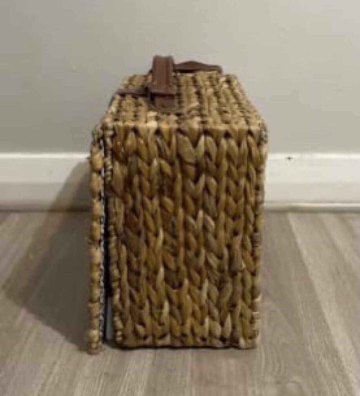 Picnic Basket English Style Woven Rattan 2 person Set w Bottle Pocket AE91
