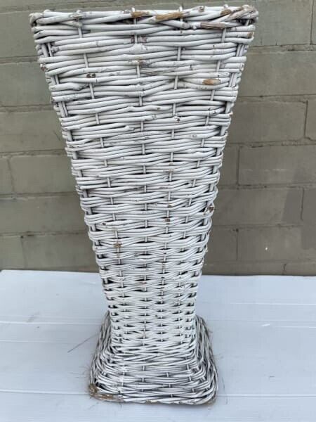 Vintage White Wicker Basket Rattan Planter Vase MCM Floral Arrangement AE08