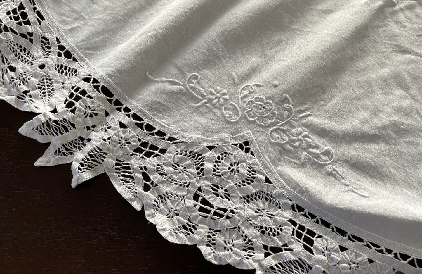 TABLE CLOTH Vintage 1960'S White Round Cotton with Cut Out Lace Trim 119 x 123cm