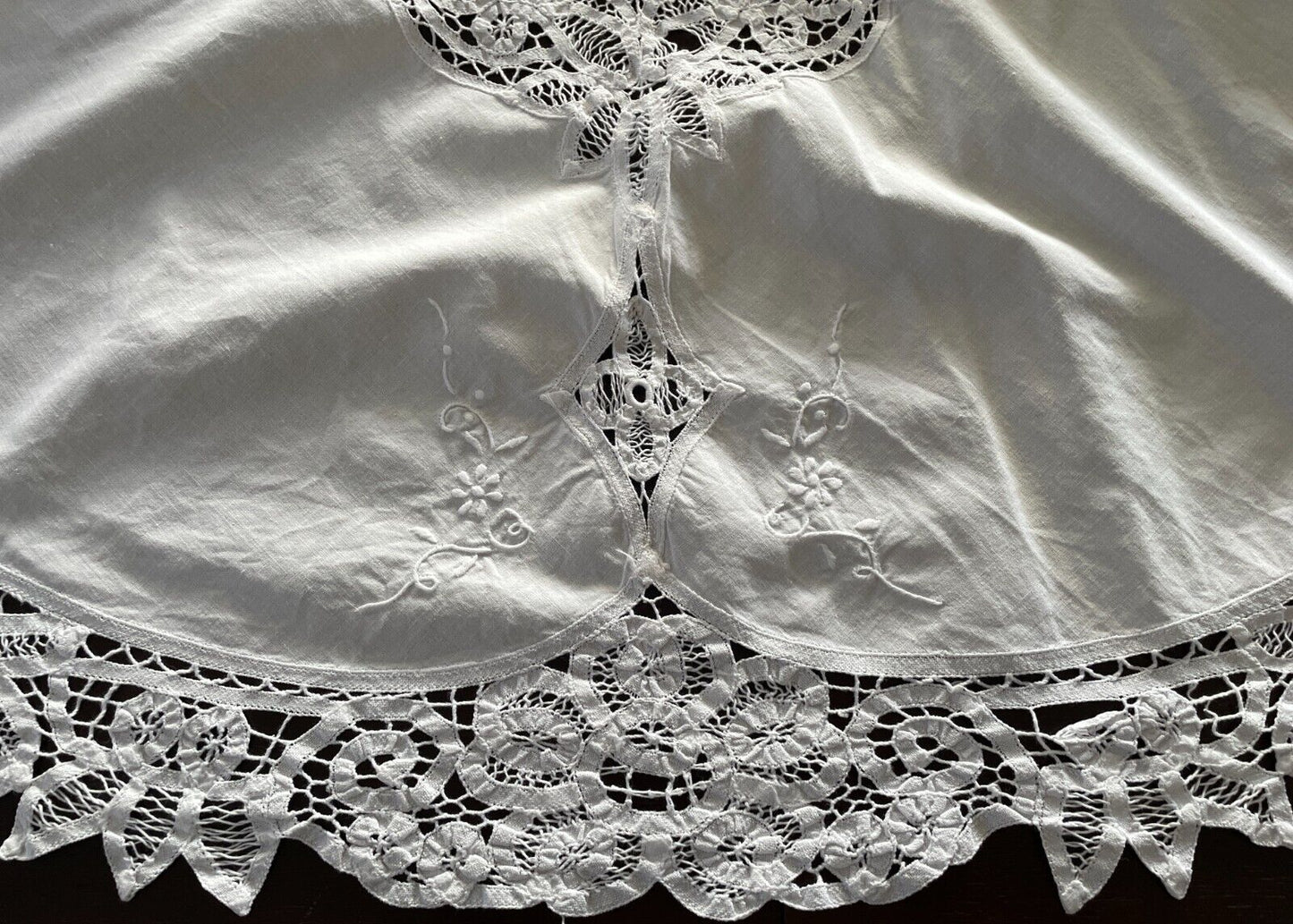 TABLE CLOTH Vintage 1960'S White Round Cotton with Cut Out Lace Trim 119 x 123cm