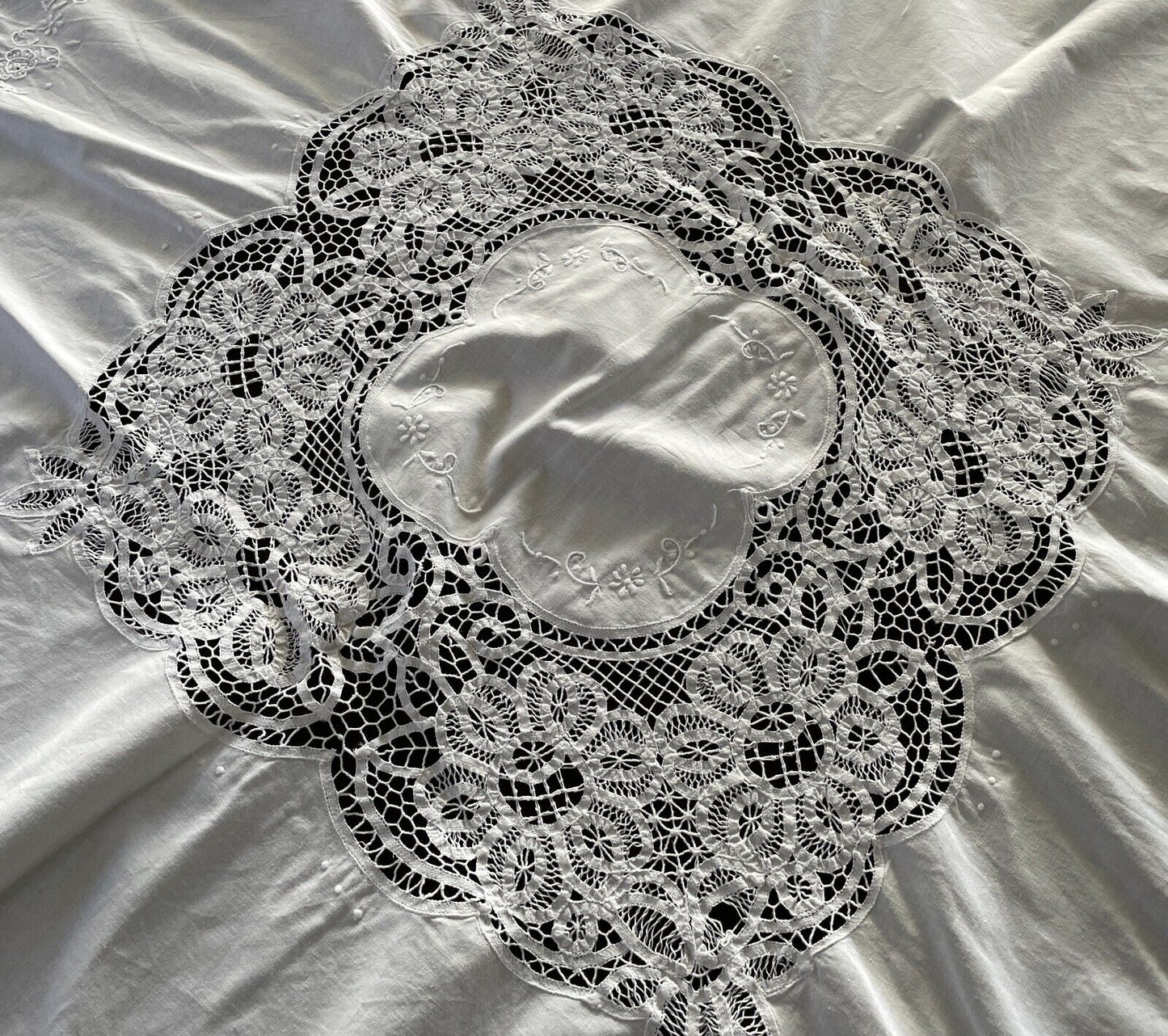 TABLE CLOTH Vintage 1960'S White Round Cotton with Cut Out Lace Trim 119 x 123cm