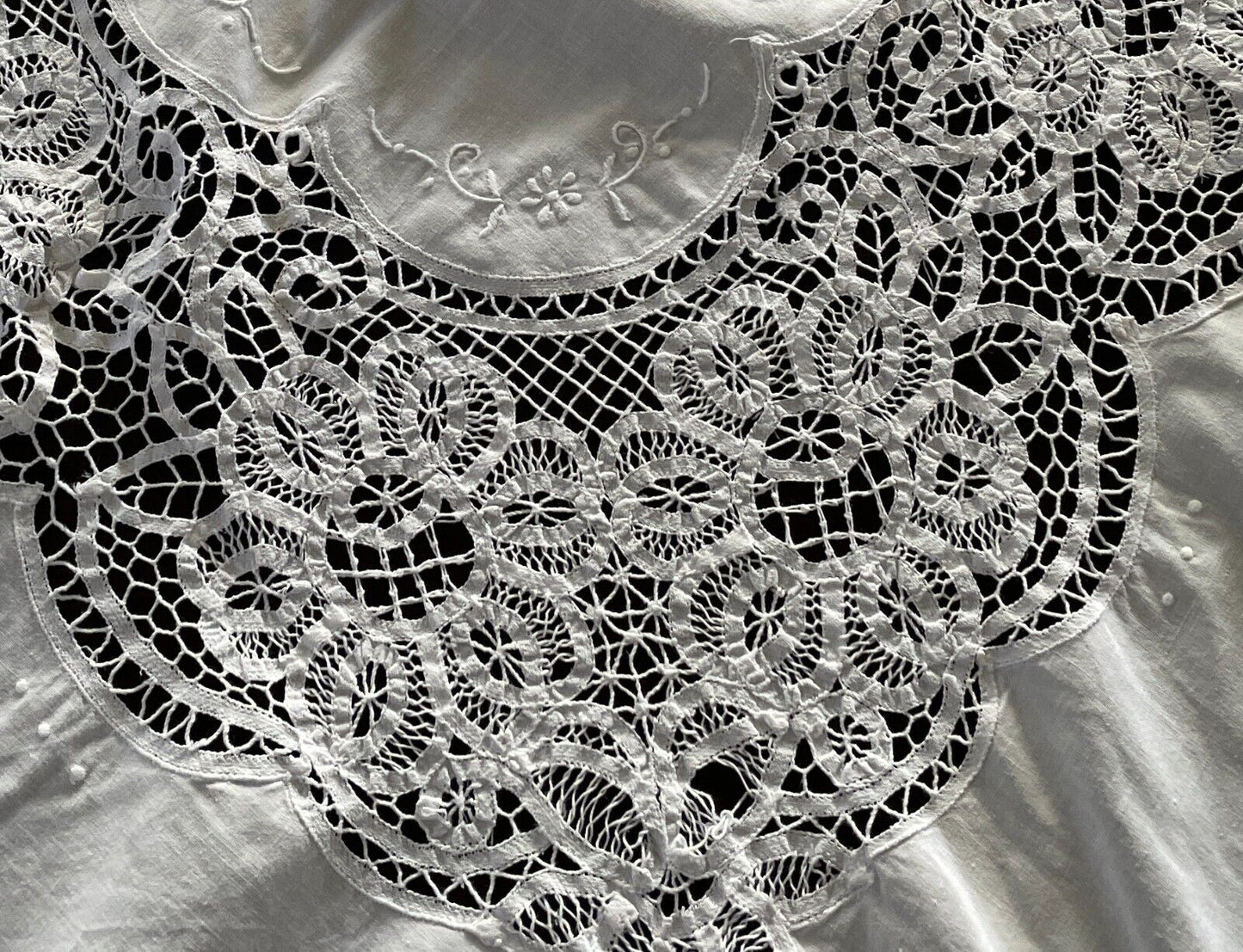 TABLE CLOTH Vintage 1960'S White Round Cotton with Cut Out Lace Trim 119 x 123cm