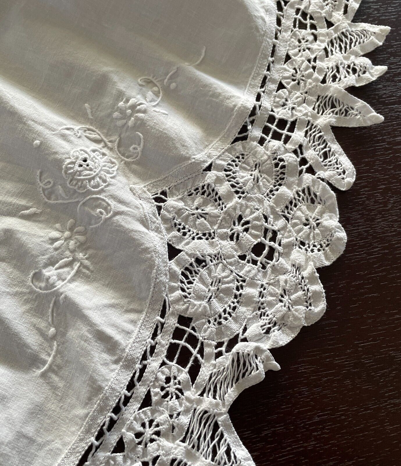 TABLE CLOTH Vintage 1960'S White Round Cotton with Cut Out Lace Trim 119 x 123cm