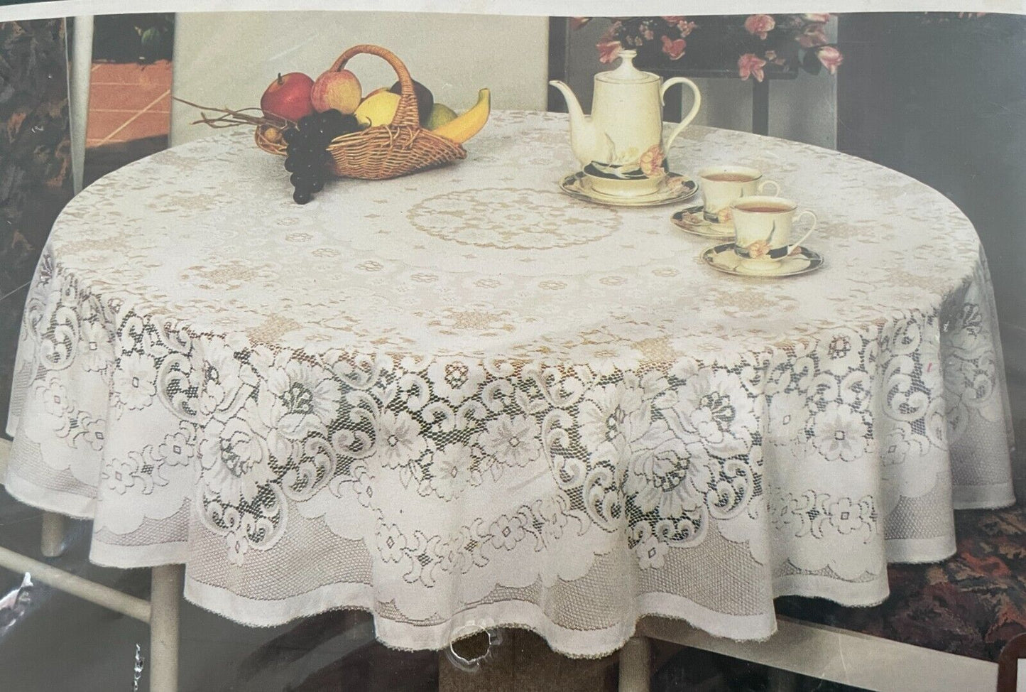 VIENNA TABLE CLOTH Vintage White Polyester Lace Round Diameter 180cm New in Pack