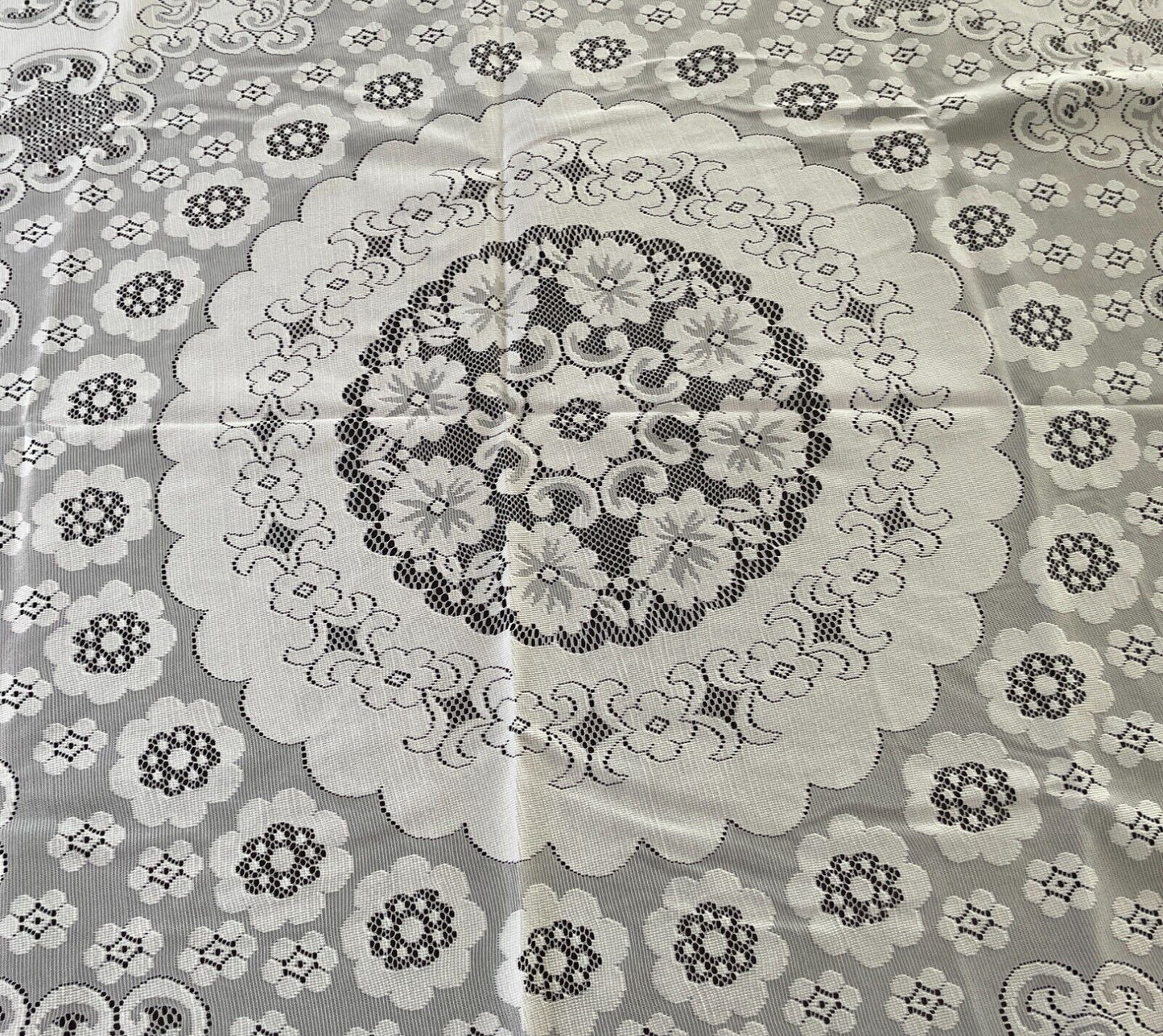 VIENNA TABLE CLOTH Vintage White Polyester Lace Round Diameter 180cm New in Pack