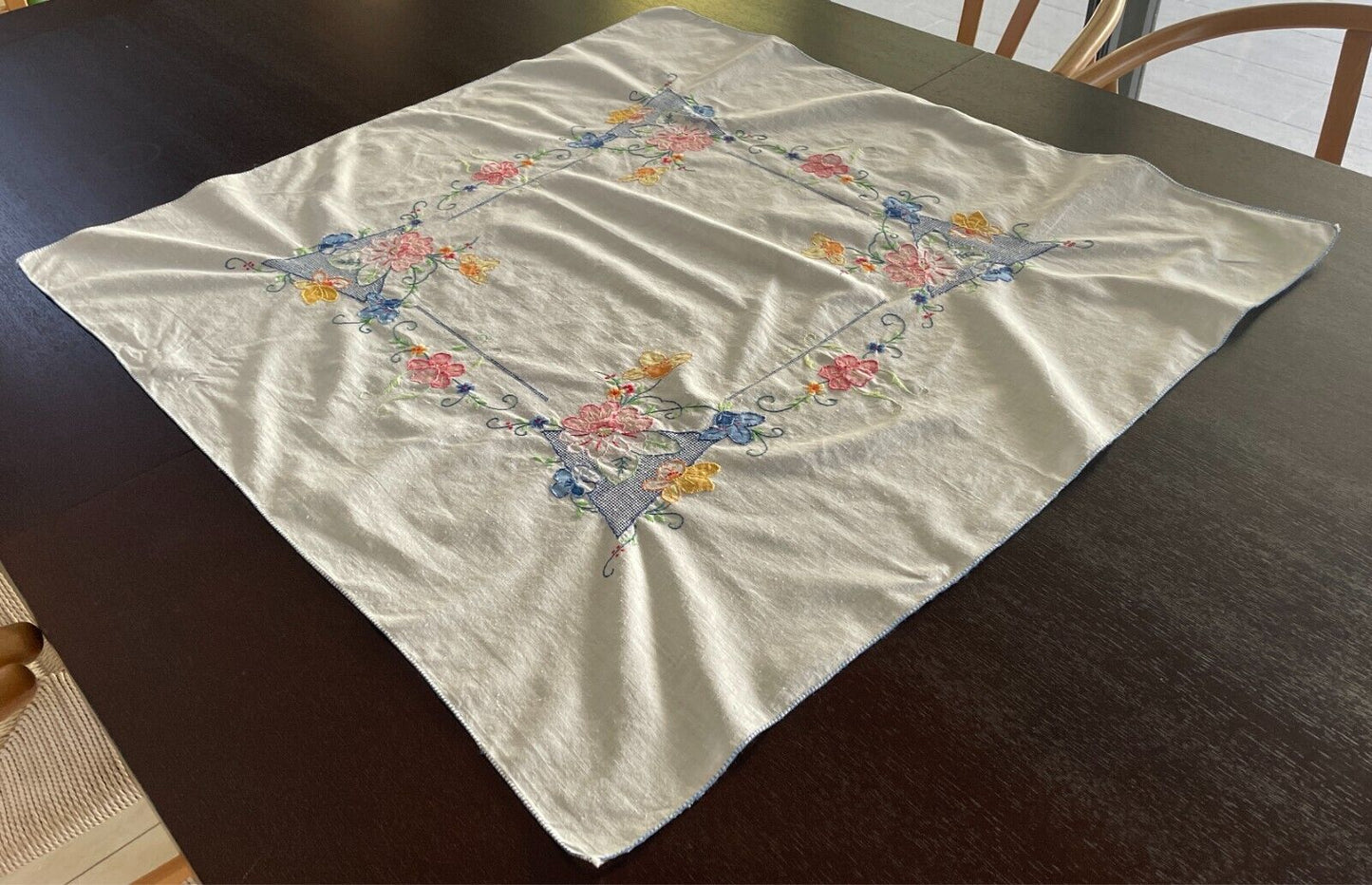 TABLE CLOTH 81 x 81cm Square White w Multicoloured Hand Embroidered Flowers