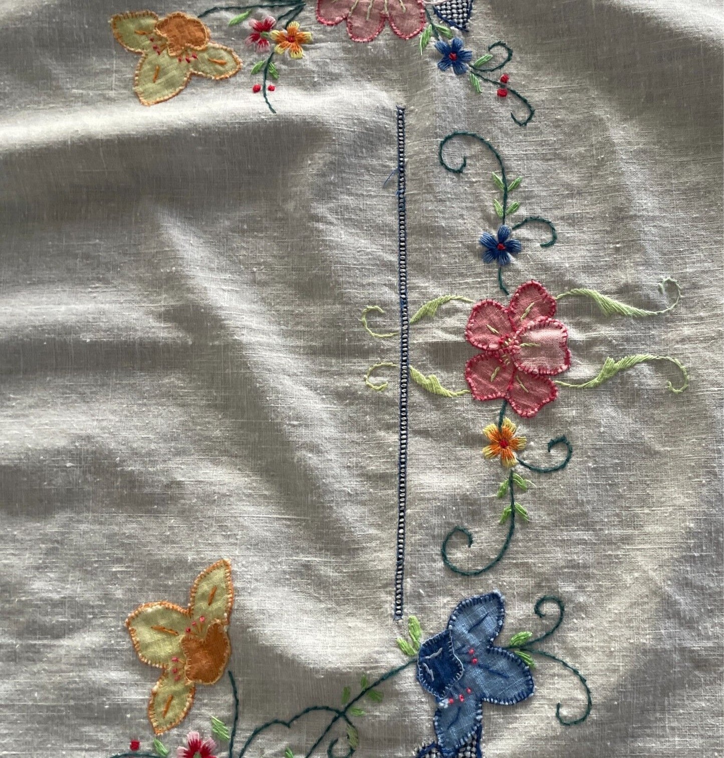 TABLE CLOTH 81 x 81cm Square White w Multicoloured Hand Embroidered Flowers