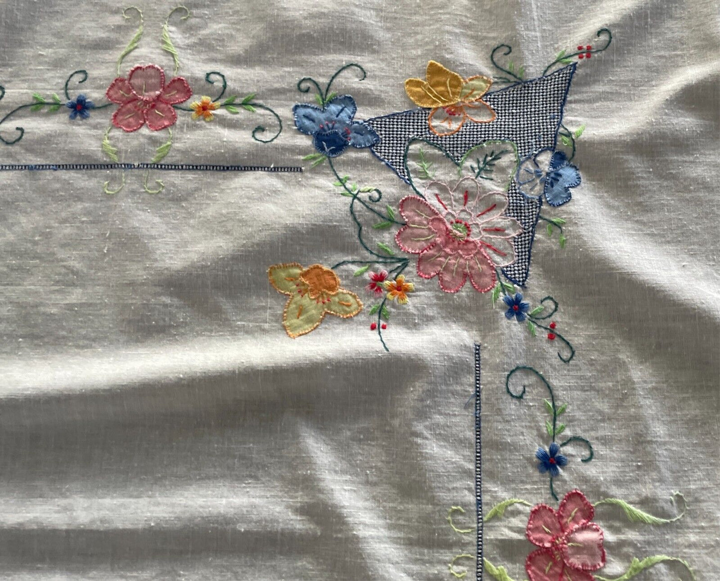 TABLE CLOTH 81 x 81cm Square White w Multicoloured Hand Embroidered Flowers
