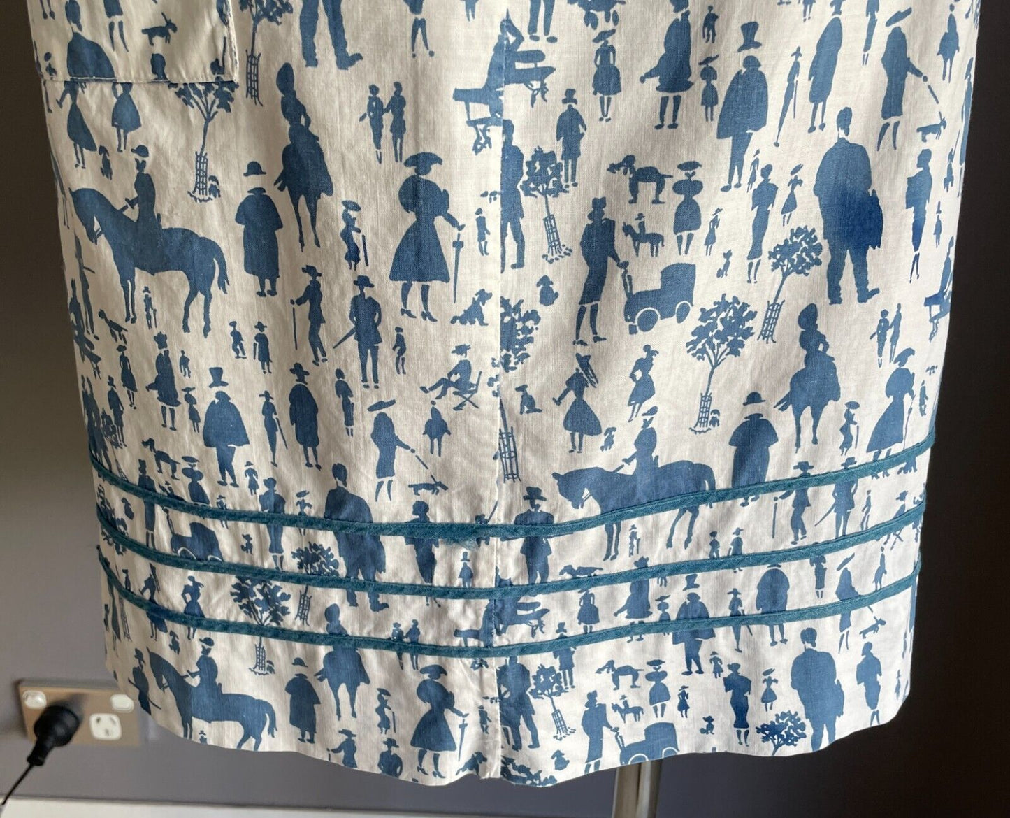 HALF APRON Vintage 1950's White Blue "People" Print Fabric Waist Tie Size 12 14