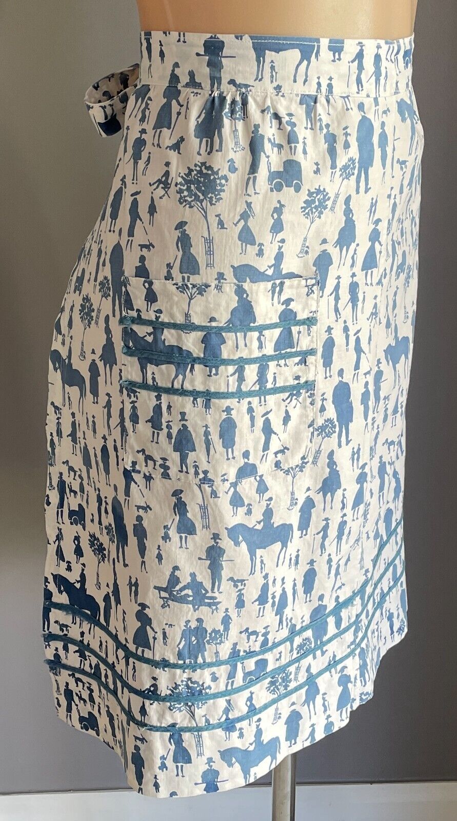 HALF APRON Vintage 1950's White Blue "People" Print Fabric Waist Tie Size 12 14