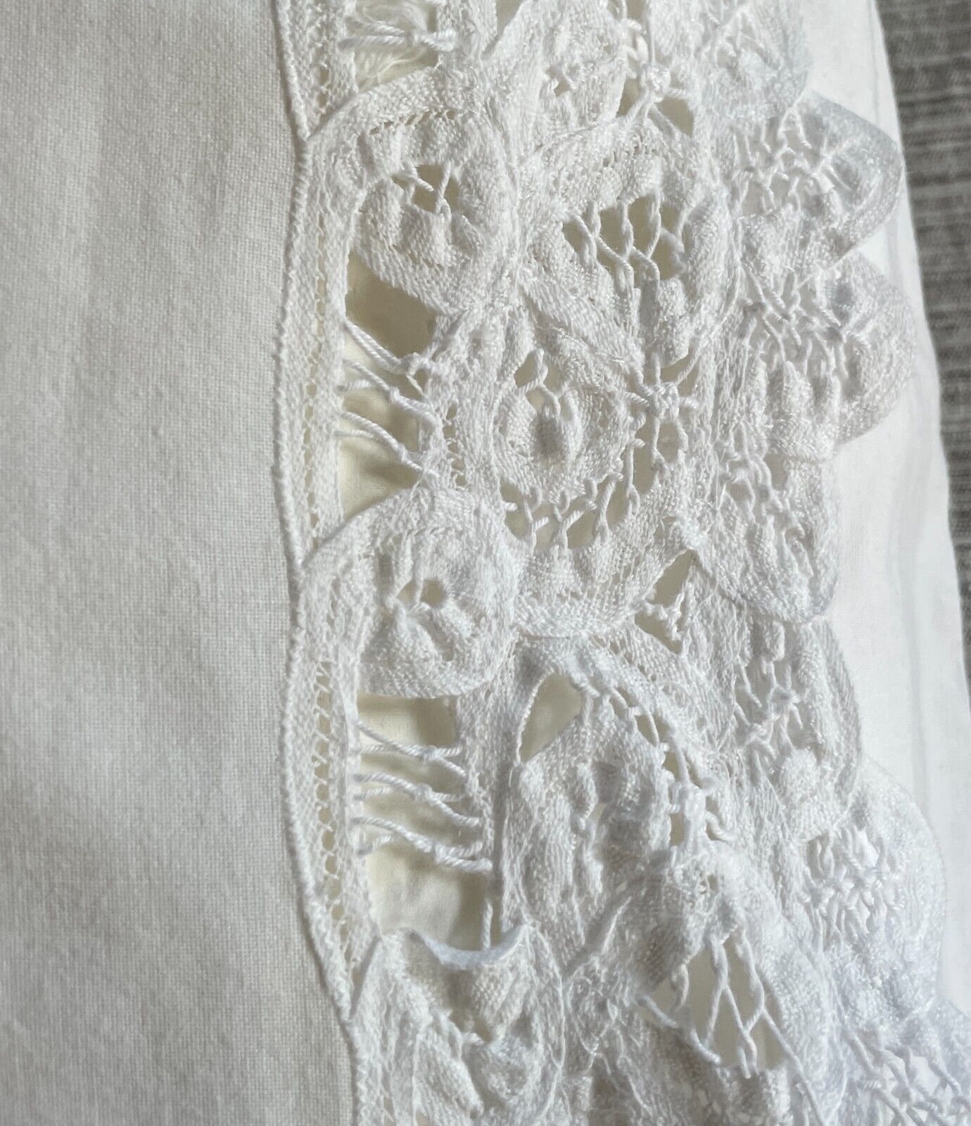 1x Vintage White Pillowcase Cut Out Lace Detailing 45 x 67cm
