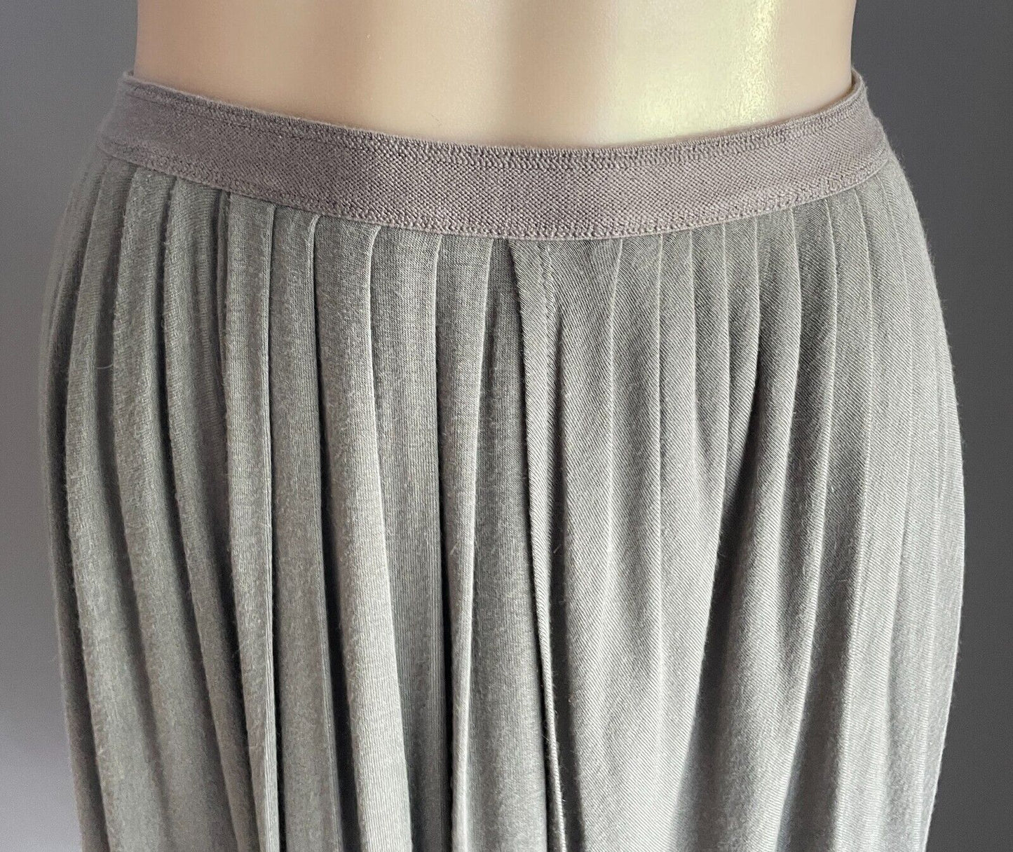 WITCHERY Skirt Khaki Elastic Pleated Waist Stretch Knit Size L Lined Knee Length