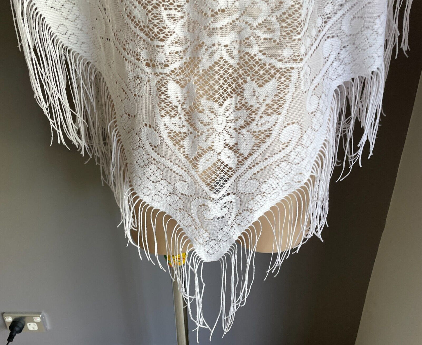 White TRIANGLE SHAWL Wrap Fringe Raised Floral Lace Mesh Net Size 12 18 NEW