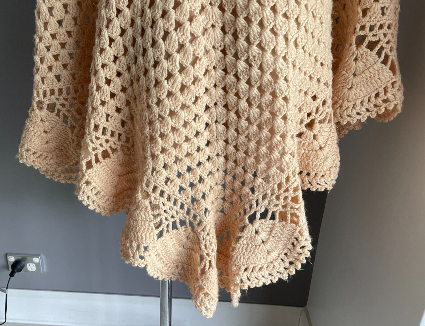 Vintage Ladies Hand Crochet Wheat Colour Knit Wrap Shawl w Scalloped Edge OSFA