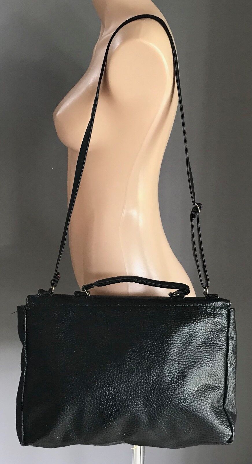 BAG TRADER Cross Body Bag Pebble Look Black Vinyl Satchel Bag Vintage