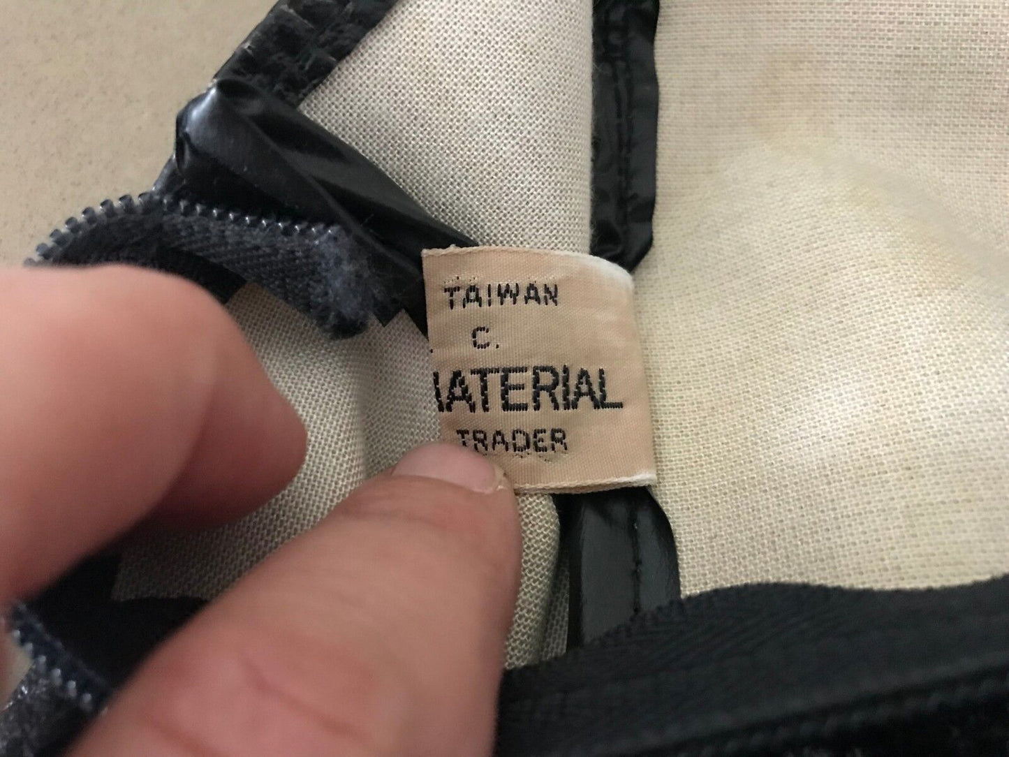 BAG TRADER Cross Body Bag Pebble Look Black Vinyl Satchel Bag Vintage