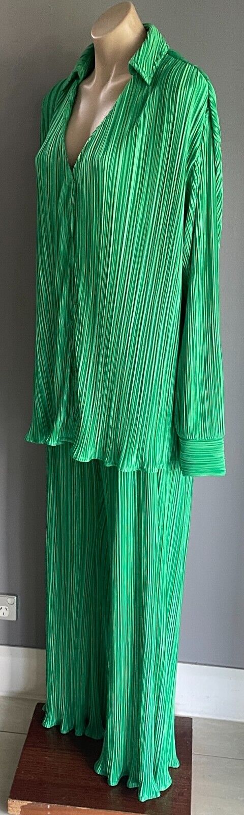 YH & Co 2 Piece Green Plisse Set Shirt Size 12 L & Pants Size 14 XL Relaxed NEW