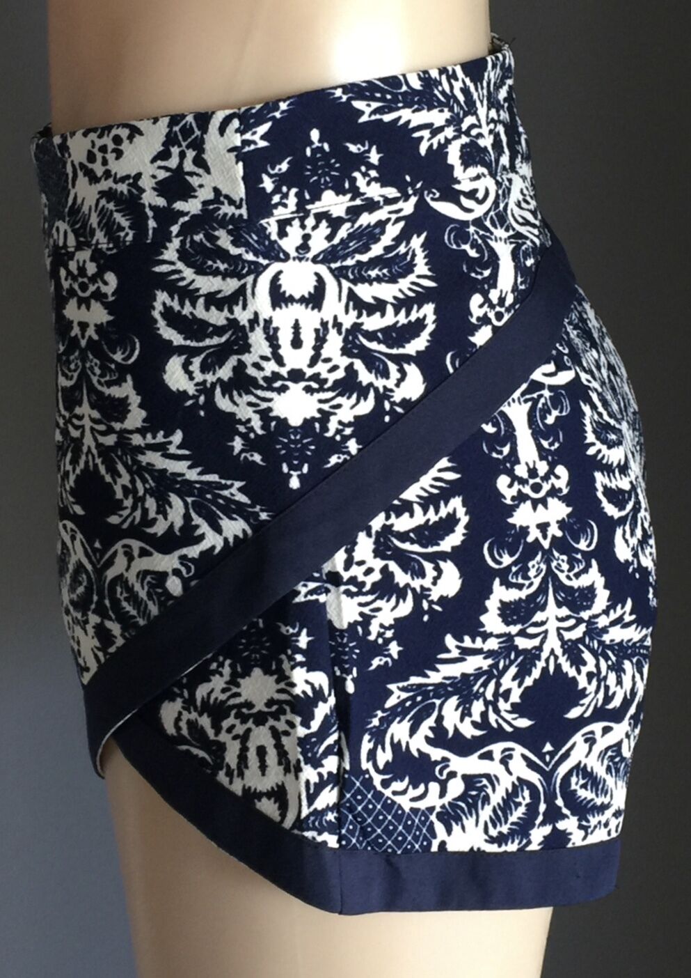 VENUS Navy & White Baroque Print Shorts Ladies Size 10 Dressy NEW