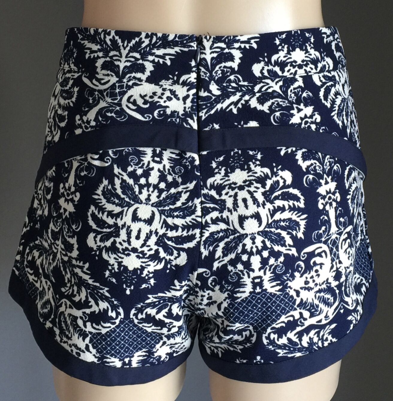 VENUS Navy & White Baroque Print Shorts Ladies Size 10 Dressy NEW