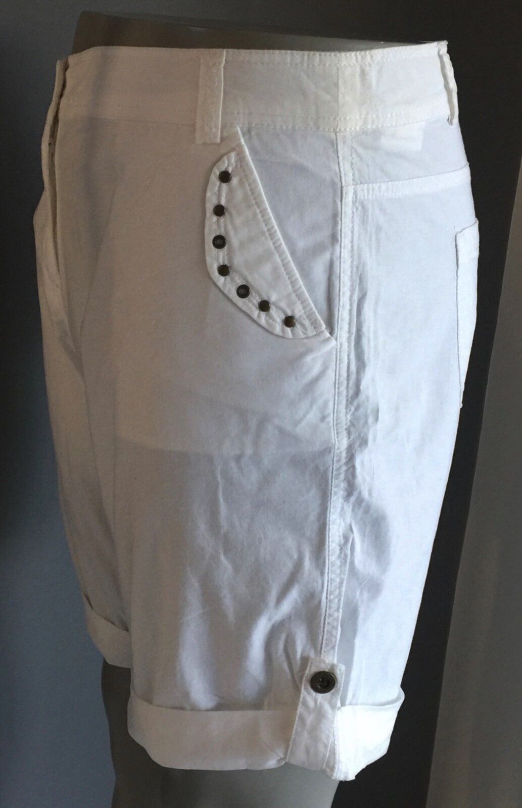 SUZANNE GRAE Shorts White Casual Cuffed Leg Shorts Ladies Plus Size 18 NEW