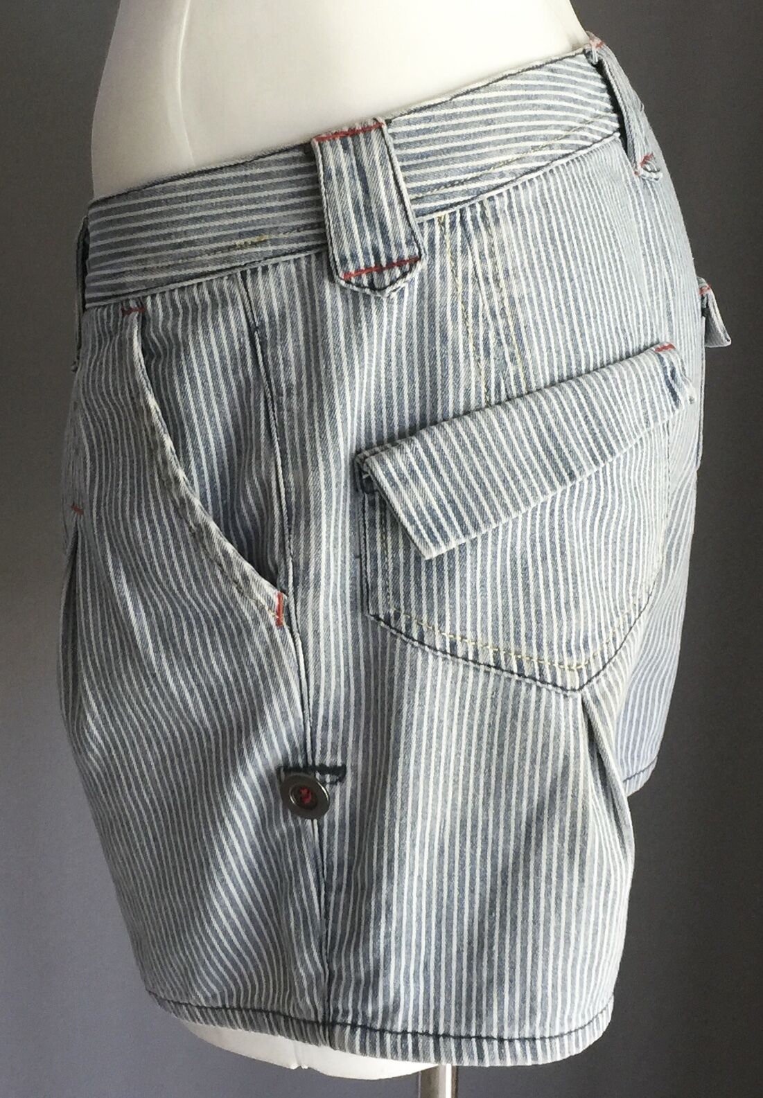 DON'T ASK AMANDA Denim Shorts Pleated Stripe Ladies Size 8 Cuffed Back Pockets