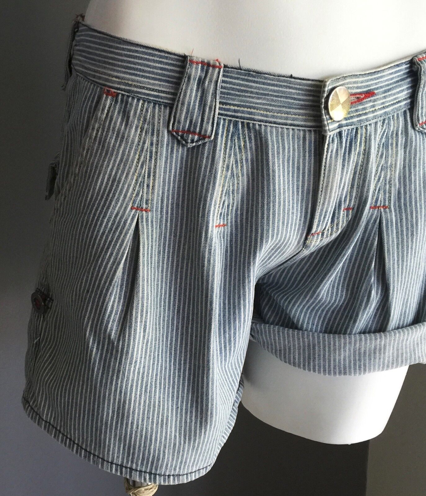 DON'T ASK AMANDA Denim Shorts Pleated Stripe Ladies Size 8 Cuffed Back Pockets