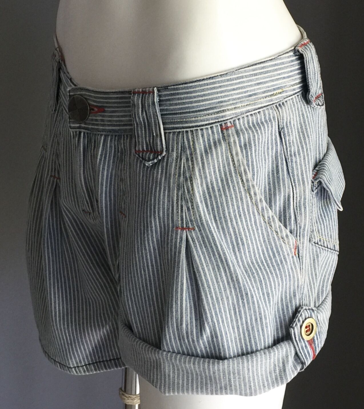 DON'T ASK AMANDA Denim Shorts Pleated Stripe Ladies Size 8 Cuffed Back Pockets