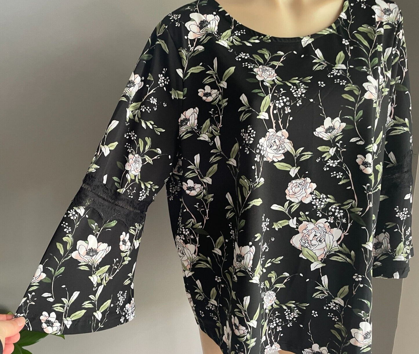 W LANE Top Black Multi Floral Stretch w Trumpet Lace Trim 3/4 Sleeves Size XL