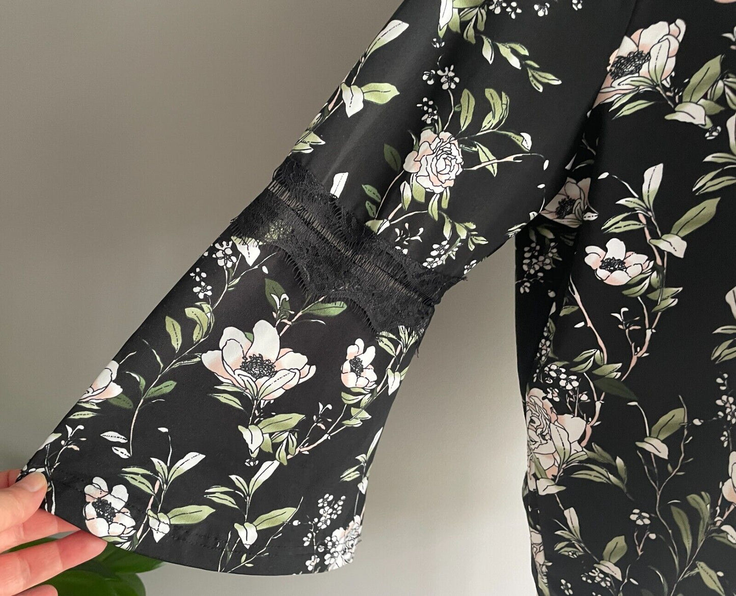 W LANE Top Black Multi Floral Stretch w Trumpet Lace Trim 3/4 Sleeves Size XL