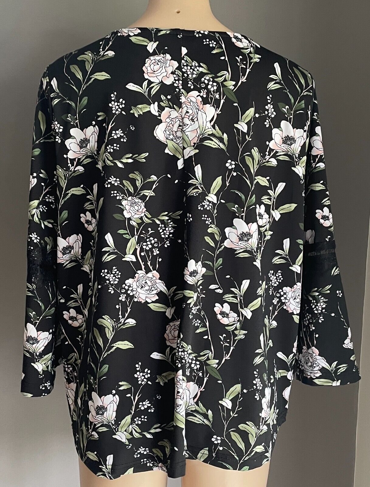 W LANE Top Black Multi Floral Stretch w Trumpet Lace Trim 3/4 Sleeves Size XL