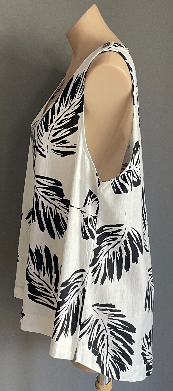 W LANE White Linen Top Blouse Black Fern Size 16 Sleeveless Button Trim NEW