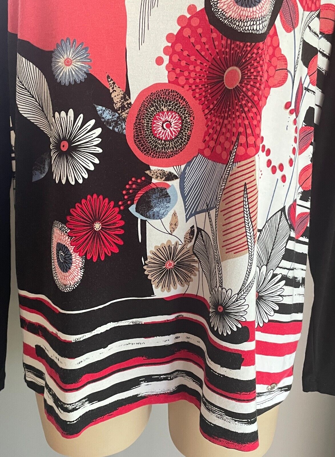 W LANE Top Long Sleeve Stretch Floral Black White Coral\ Red Blue Size M 12