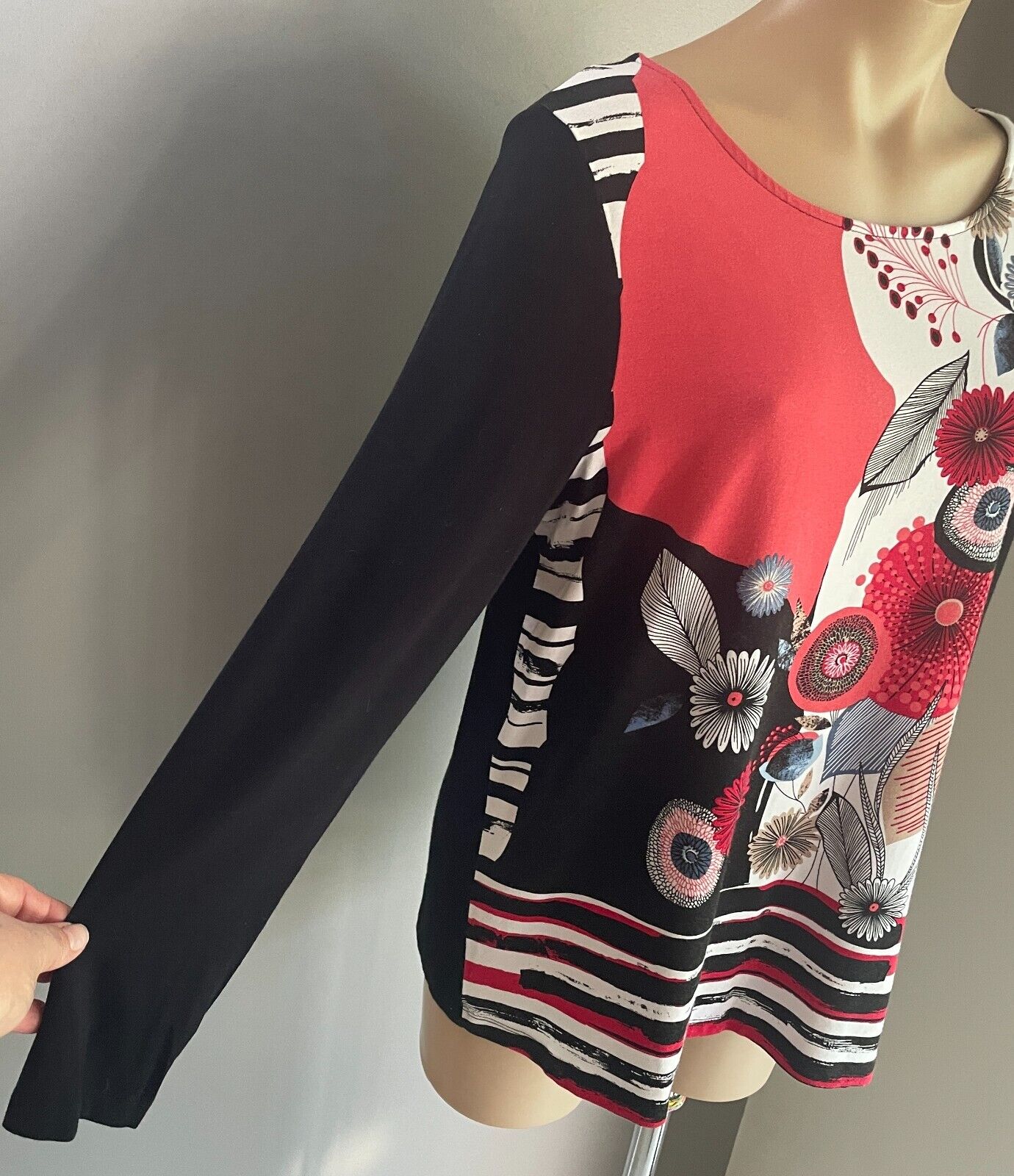 W LANE Top Long Sleeve Stretch Floral Black White Coral\ Red Blue Size M 12