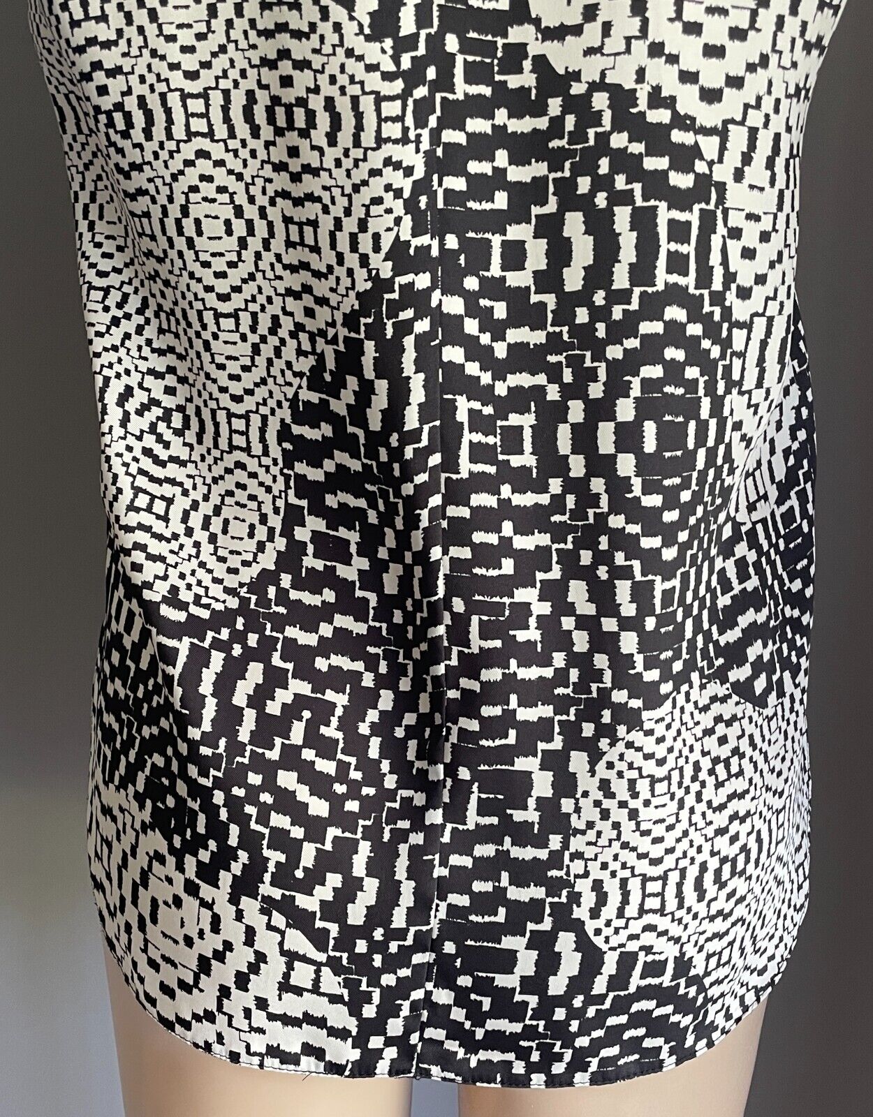 TOPSHOP Top Sleevless Black & White Print Sleeveless Top Size 10 Round Hem