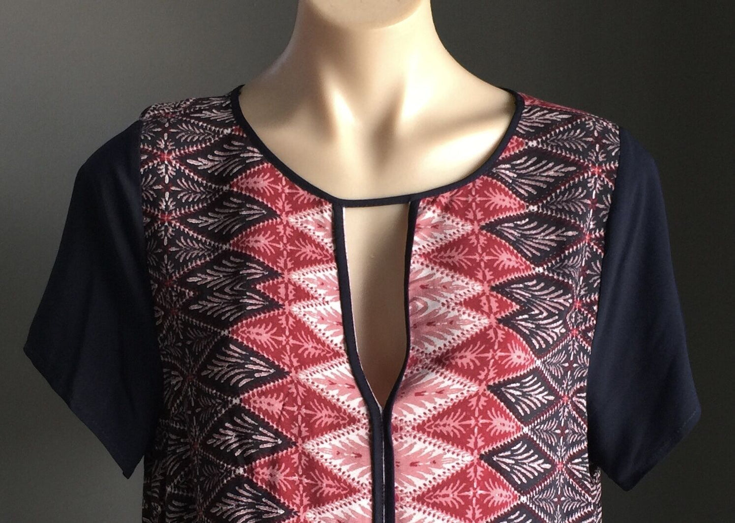WISH Dreamweaver Tunic Top Colourful Print Short Sleeve Cutout Size M 12 NEW