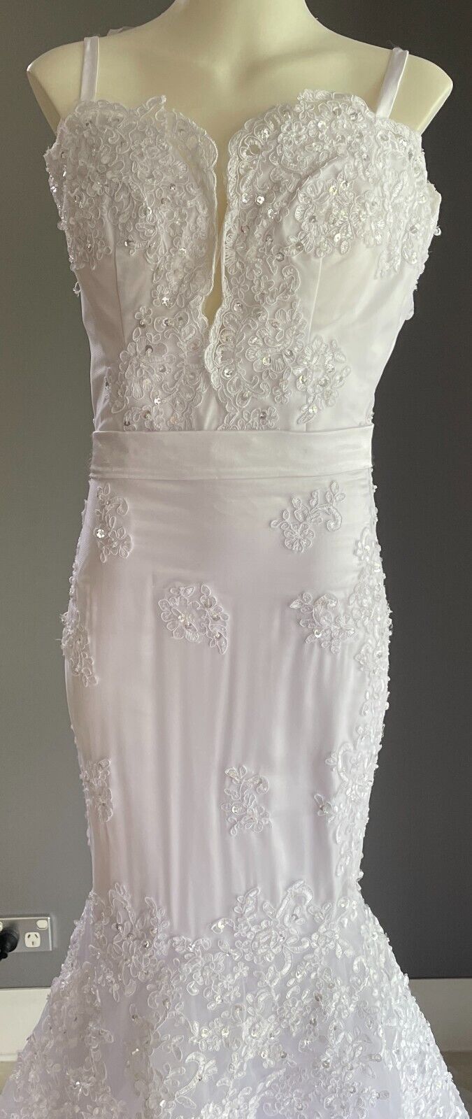 White Wedding Dress Crystal and Sequin Embellished Lace Mermaid Style Tulle Sz 6