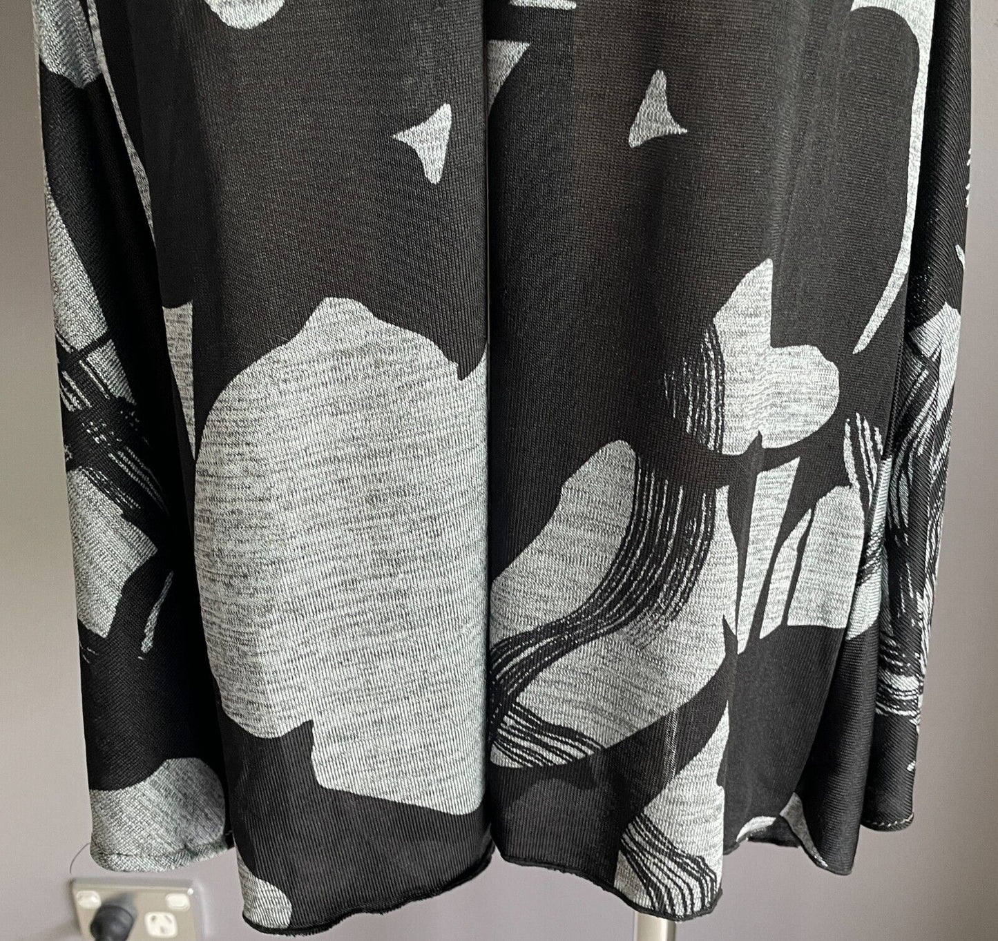 ZERO 8 Jacket Sleeveless Waterfall Black Grey Mono Abstract Print Size 12