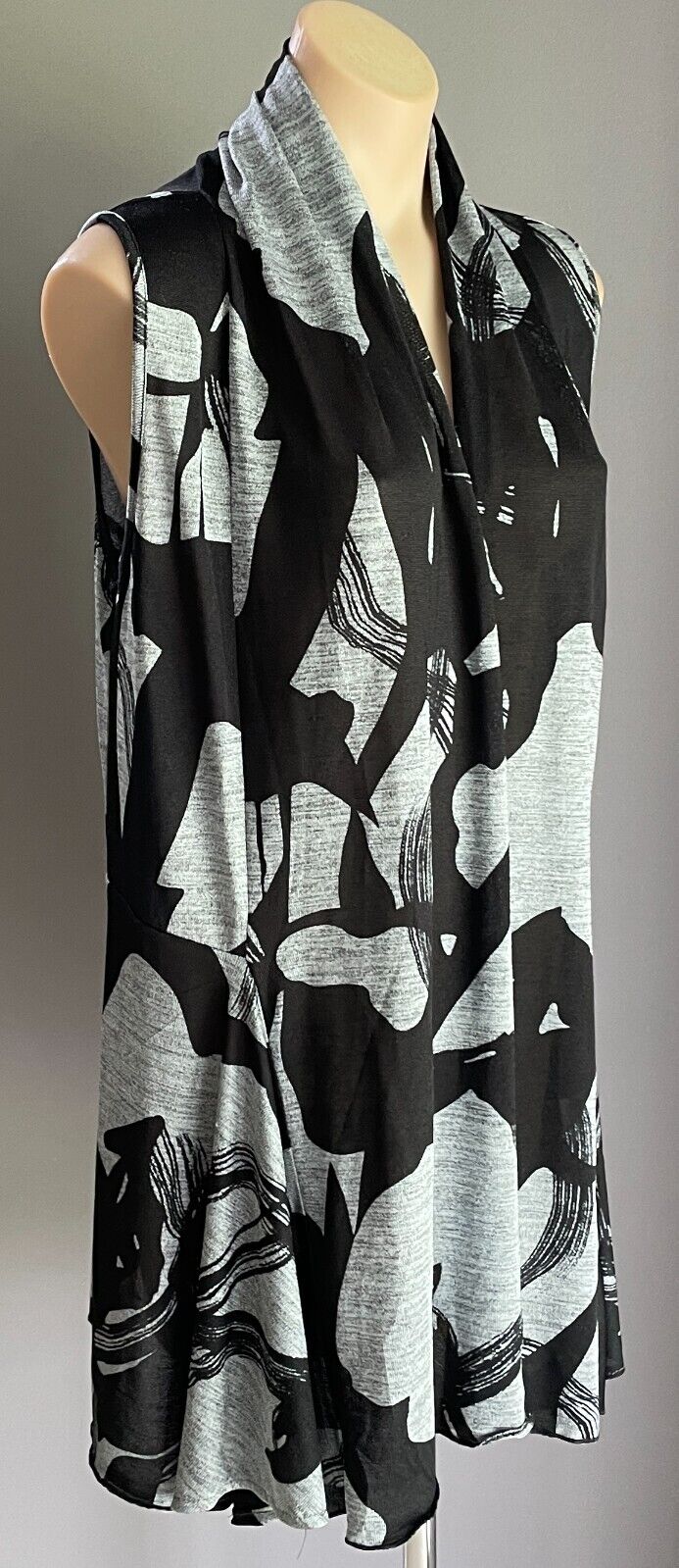 ZERO 8 Jacket Sleeveless Waterfall Black Grey Mono Abstract Print Size 12