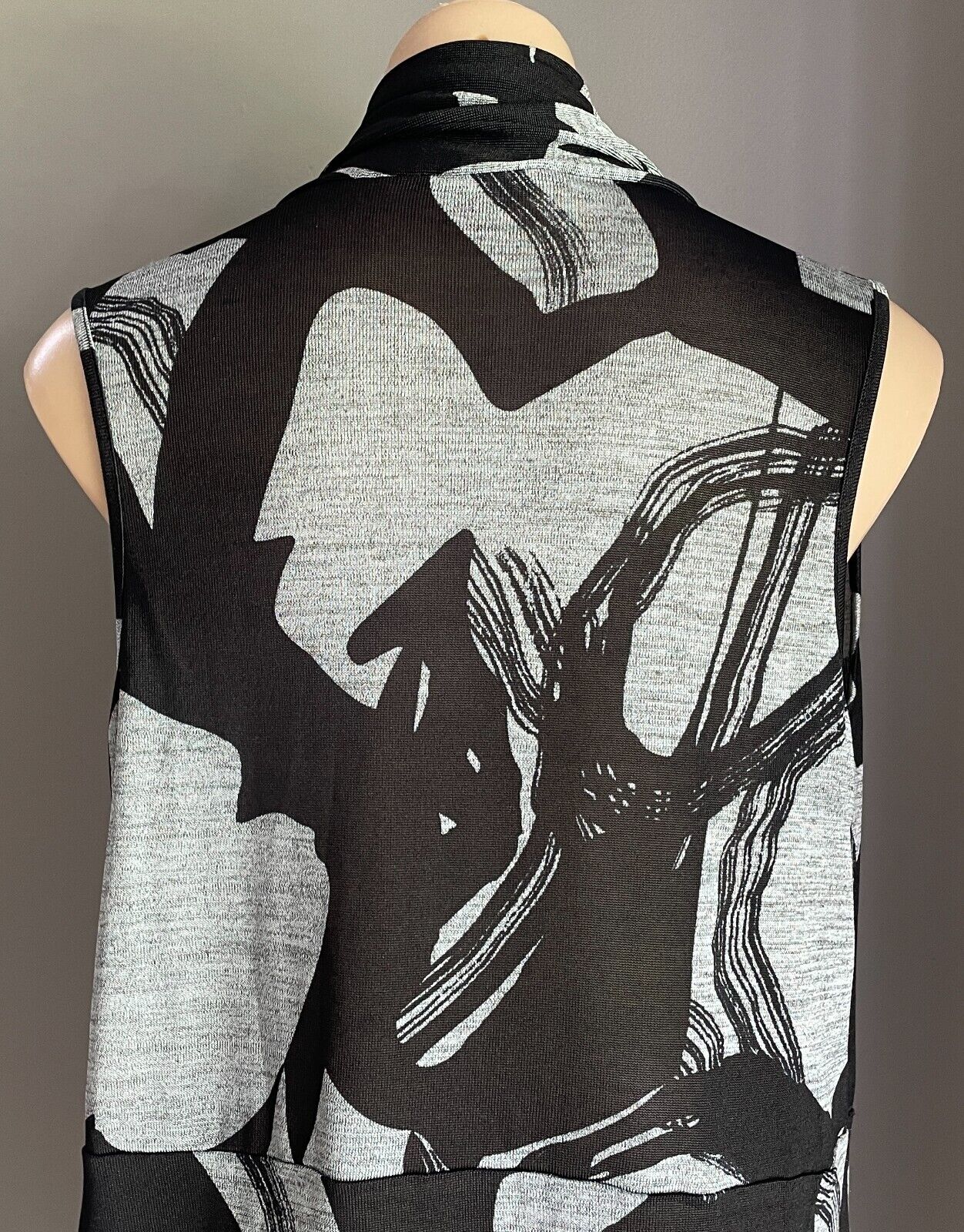 ZERO 8 Jacket Sleeveless Waterfall Black Grey Mono Abstract Print Size 12