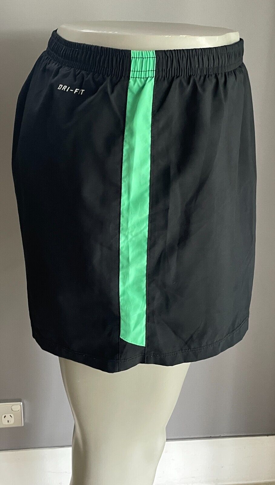 NIKE Running Shorts Training Elastic Waist Black w Green Trim Mens Size L NEW
