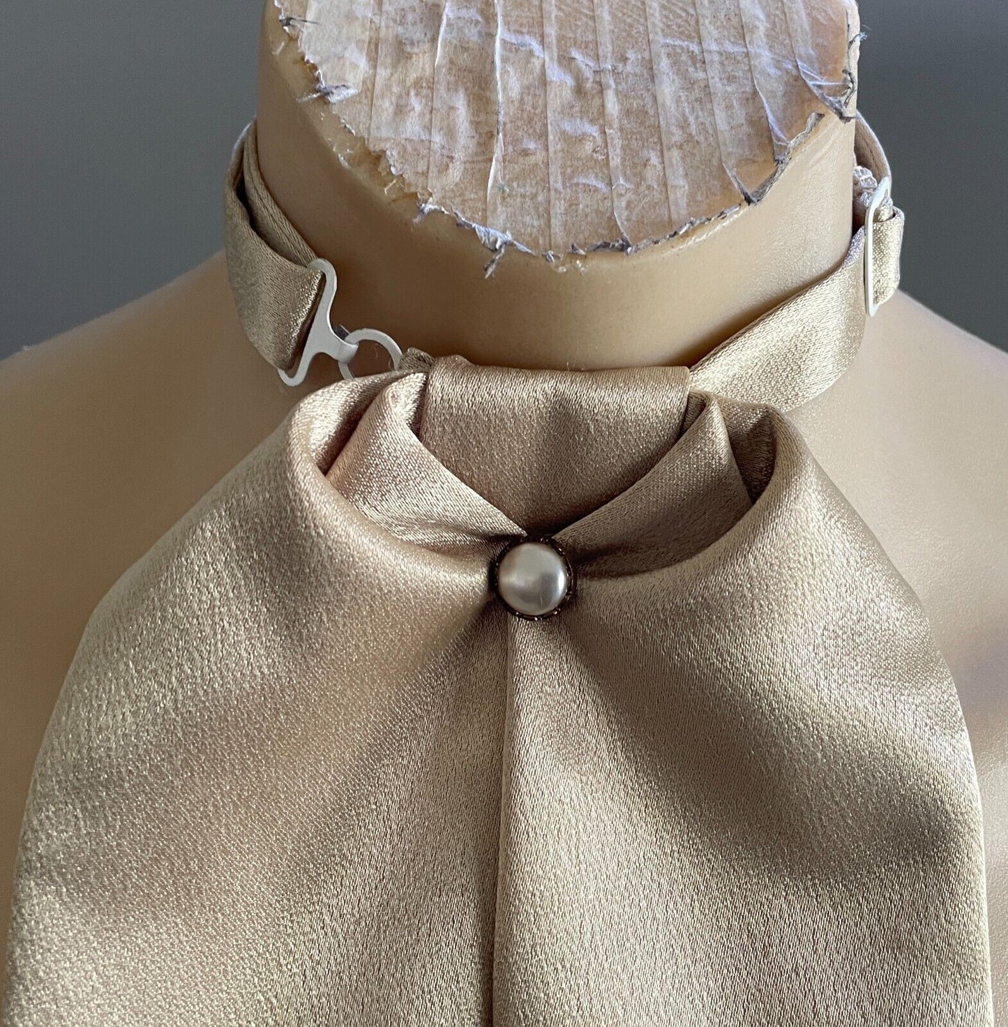 Vintage Mens Pre-Tied Necktie Cravat Gold Puff Adjustable Clasp Closure
