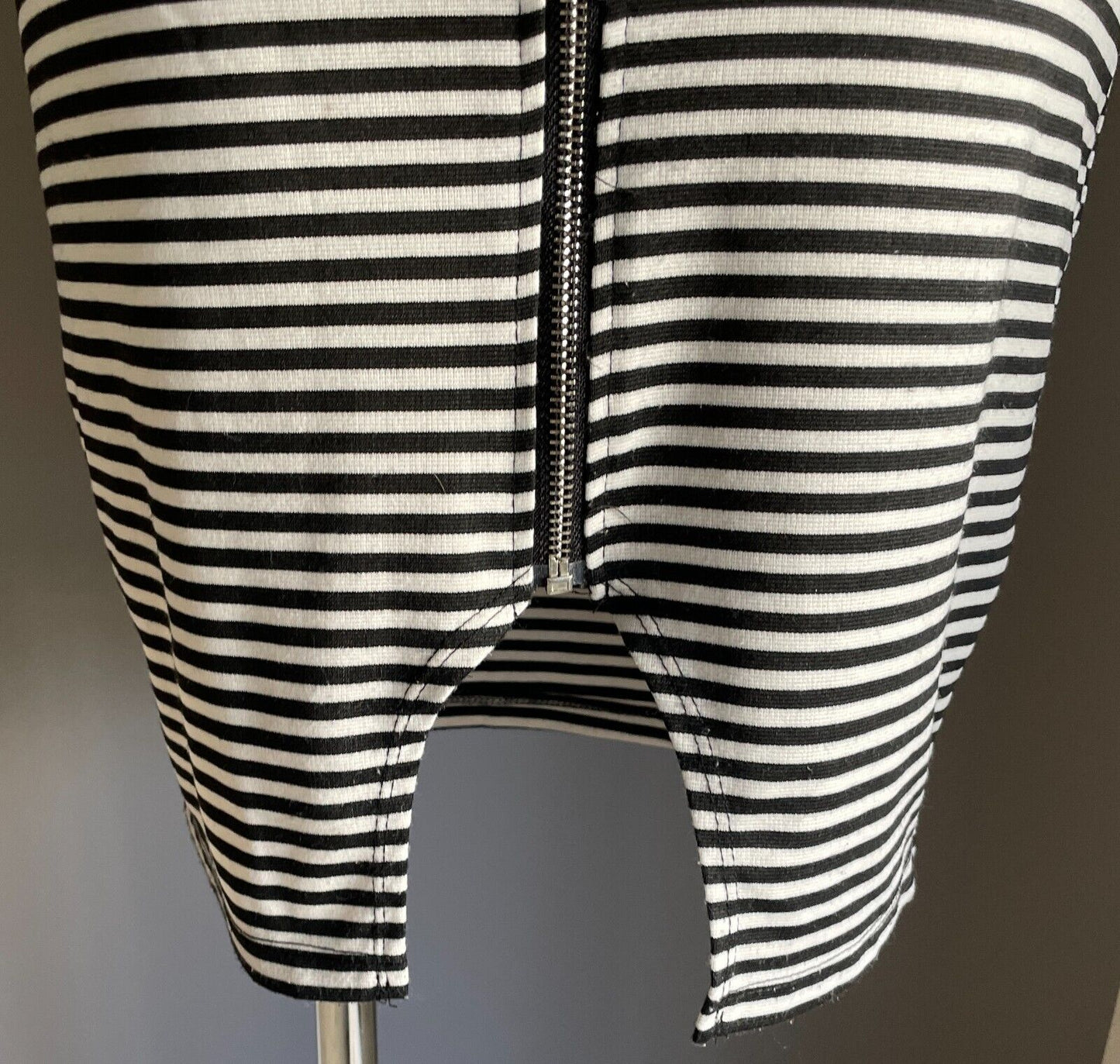 Mini Skirt Stretch Black & White Stretch Back Zip Closure Notched Hem Sze 10