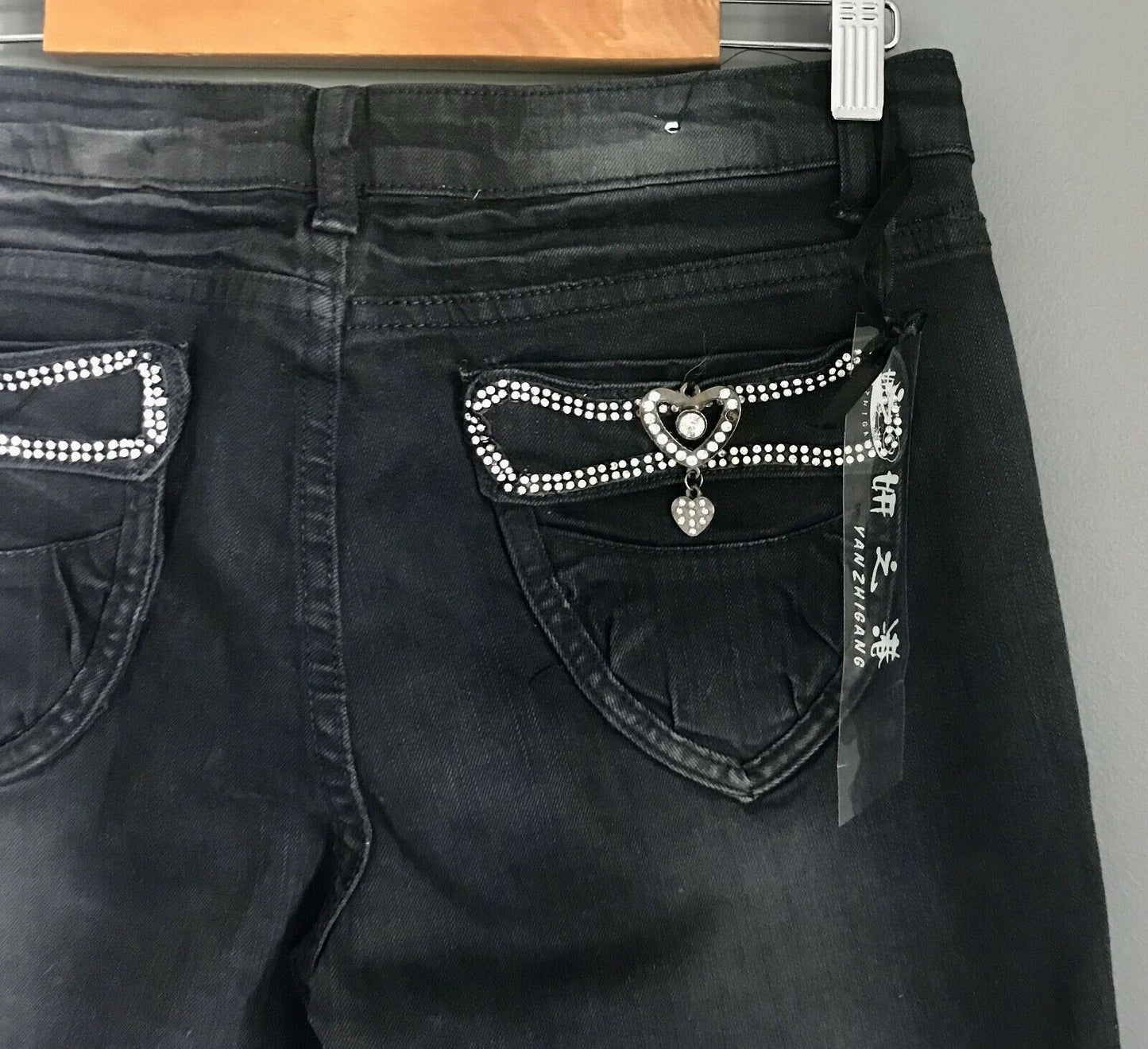 YANGZHIGANG Black Denim Jeans Straight Leg w Diamante Heart Trim Ladies Size 30