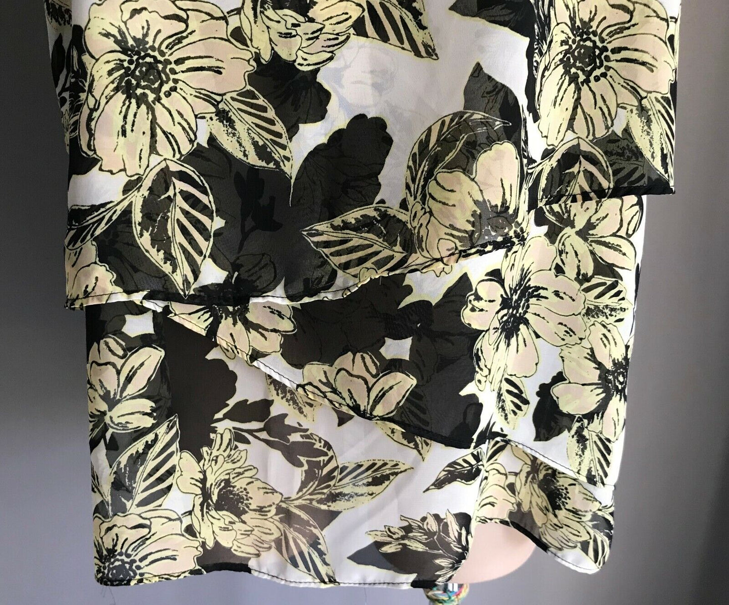 Floral BlouseY ellow Black White Blush Top Tier Sleeveless Plus Ladies Size 18