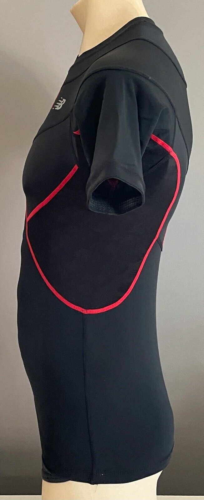 New Mens NEW BALANCE Black & Red Trim Short Sleeve Compression Top Size M