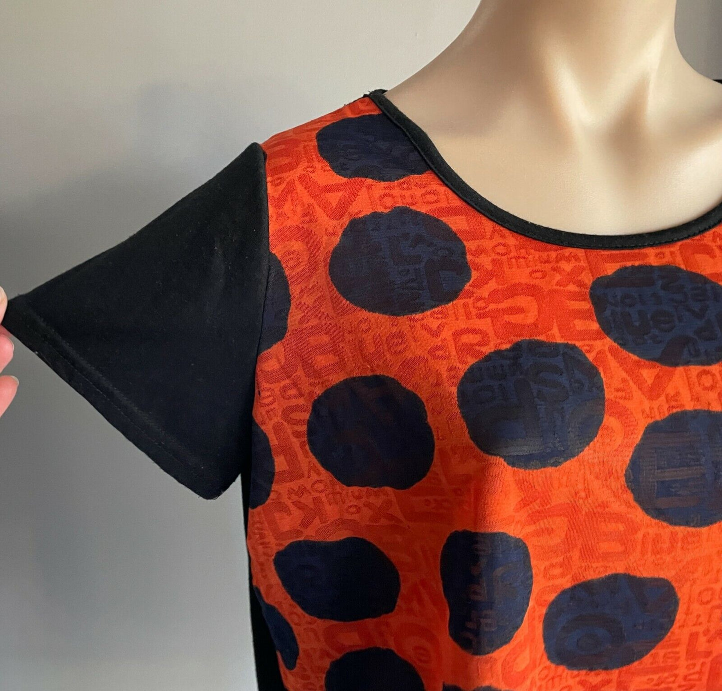 HOURGLASS Black Short Sleeve T-Shirt w Orange & Navy Print Top Ladies Sz M 12 14